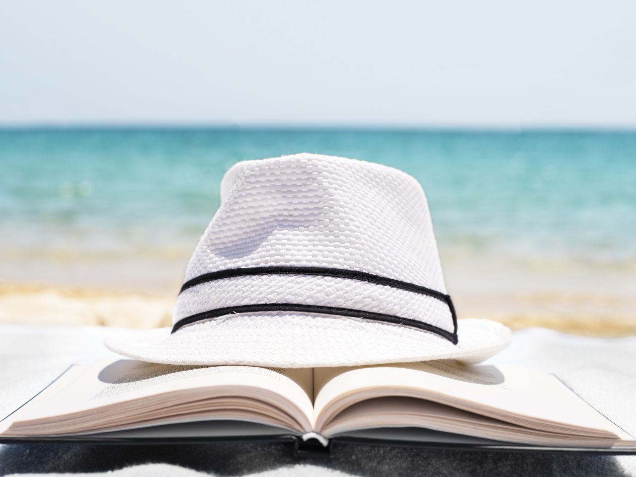 https://www.opti-hc.de/wp-content/uploads/2022/02/shallow-focus-shot-of-a-white-hat-on-an-open-book-in-the-beach-1280x960.jpg